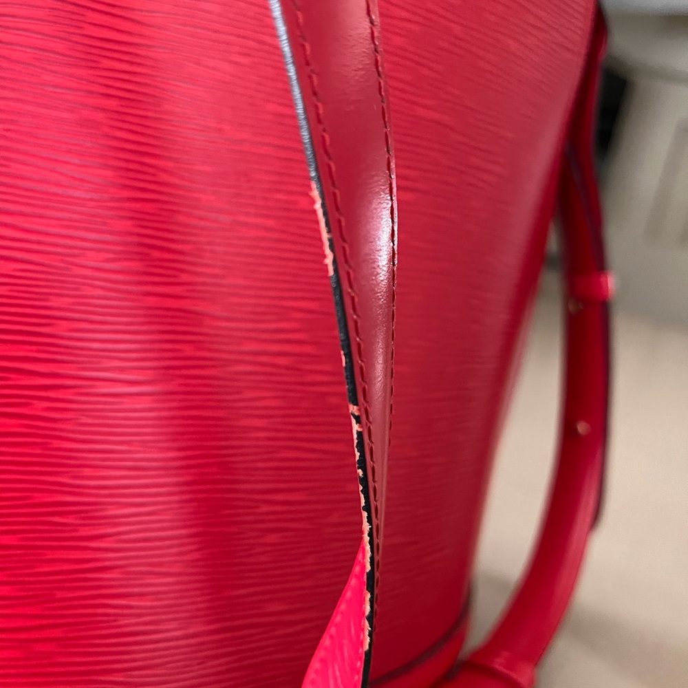 Red cluny epi shoulder bag - Picture 3 of 8